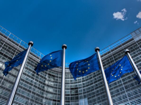 Banderas de la Union Europea, que exige a los chatbots de IA identificarse ante los usuarios