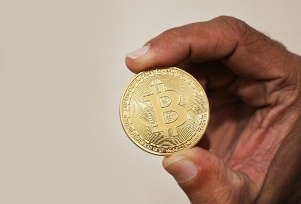 Moneda fisica de Bitcoin, que cotiza cerca de los 63.000 dolares