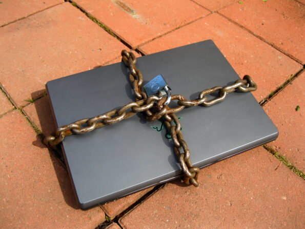 Laptop con candado, simbolo de los riesgos de ciberseguridad que llevaron a OpenAI a pausar su modelo Astra