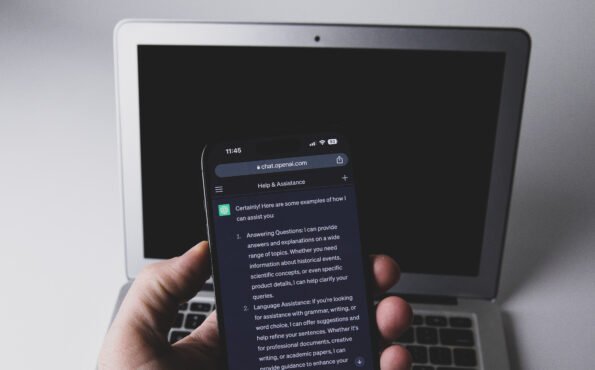 Smartphone con la app de ChatGPT abierta, que alcanzo mil millones de usuarios activos