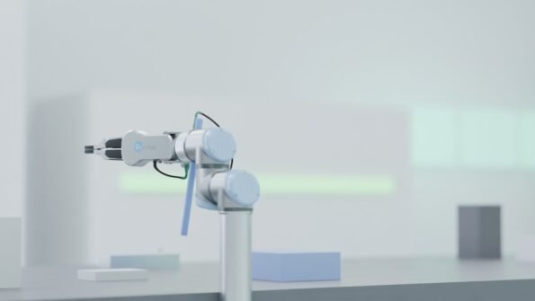 Brazo robótico de laboratorio, representando el nuevo estándar de Anthropic para conectar agentes de IA con hardware físico