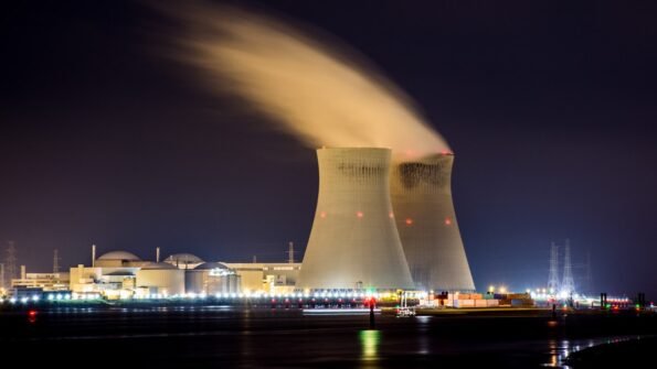 Torres de refrigeración de una planta nuclear, ilustrando el sistema que Apollo Atomics busca compactar