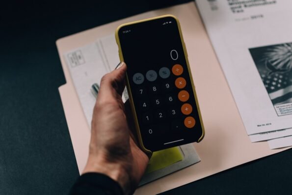 Apps para controlar tus gastos: persona revisando su presupuesto en el celular