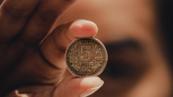 Billetes de distintas monedas representando el mercado de divisas analizado por inteligencia artificial