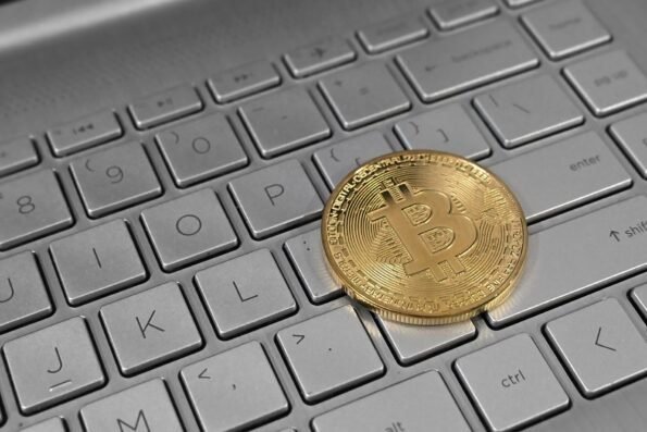 Bitcoin sobre teclado, simbolo de la regulacion cripto en EE.UU.