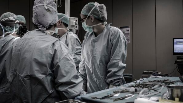 Línea de producción de dispositivos médicos, ilustrando la interrupción operativa de Boston Scientific tras el ciberataque