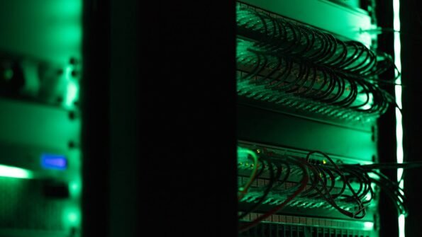 Sala de servidores representando un supercomputador de inteligencia artificial