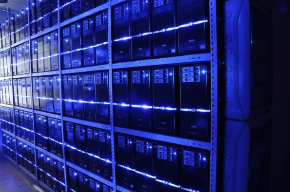 Centro de datos con servidores: infraestructura detrás de la carrera por la inteligencia artificial