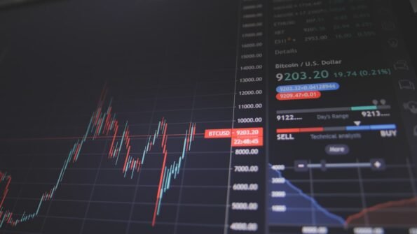Gráficos financieros representando el aumento de la deuda corporativa tecnológica
