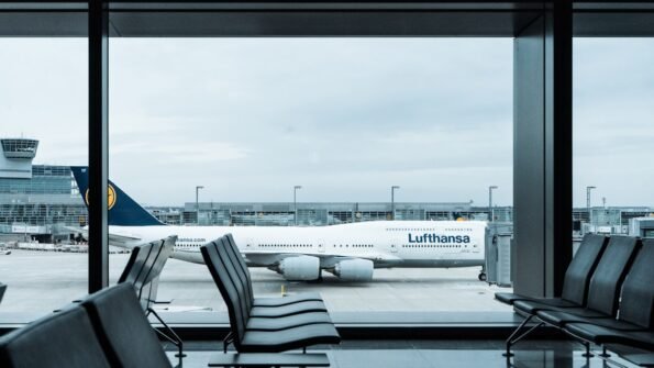 Aeropuerto con viajeros, ilustrando la nueva función de Google AI Mode para reservar vuelos y hoteles