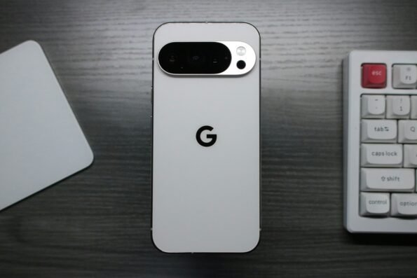Familia de teléfonos Google Pixel 11 con la barra de cámara y el logo de Google visibles