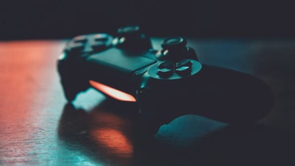 Control de PlayStation 5 iluminado, representando el análisis tecnológico del adelanto de GTA VI