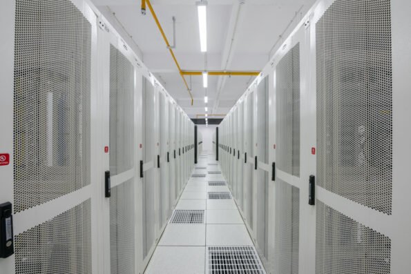 Centro de datos con racks de servidores, la infraestructura física detrás del gasto de las grandes tecnológicas en IA