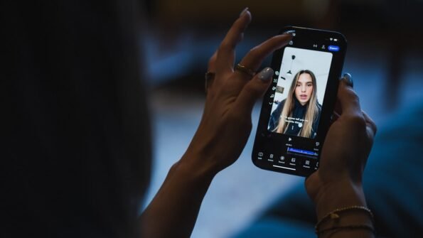 Persona editando un Reel de Instagram en su teléfono con la función First Draft