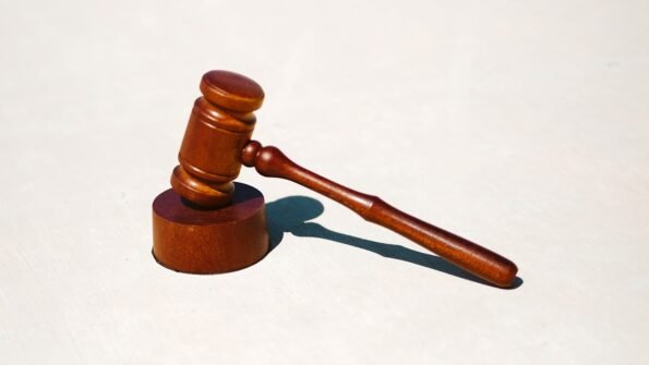 Martillo de juez representando el fallo judicial contra el Pentágono en el caso de Anthropic