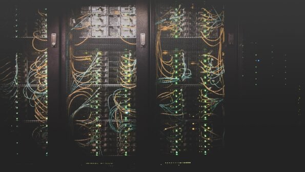 Servidores de centro de datos con chips Nvidia, ilustrando la deuda de Lambda para infraestructura de IA