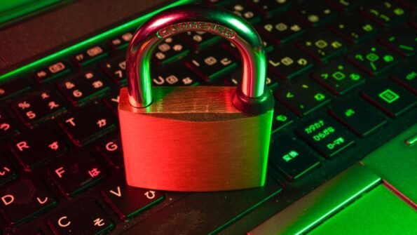Candado digital sobre una laptop, ilustrando el robo de sesiones de Claude por malware infostealer