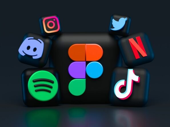 Candado y luces de laptop representando el litigio legal de Meta en Nuevo Mexico