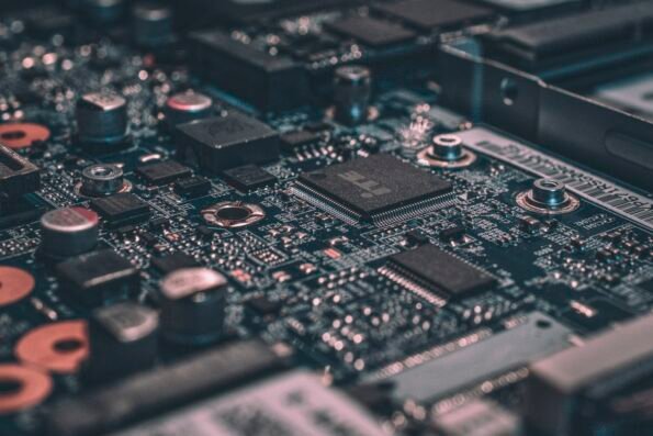 Placa de circuito azul que representa chips de inteligencia artificial de Nvidia y Rebellions