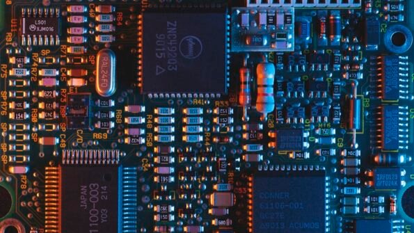 Chip de computadora con circuitos iluminados, representando la infraestructura de IA que Nvidia busca controlar
