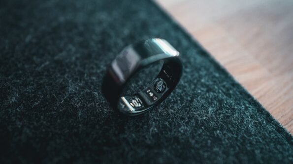 Anillo inteligente de seguimiento de salud, similar a los fabricados por Oura