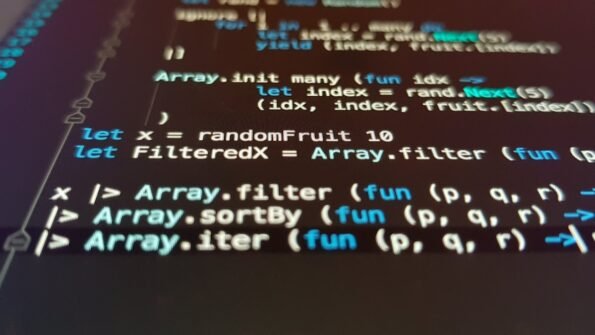 Código en pantalla representando el enrutamiento de consultas entre modelos de inteligencia artificial