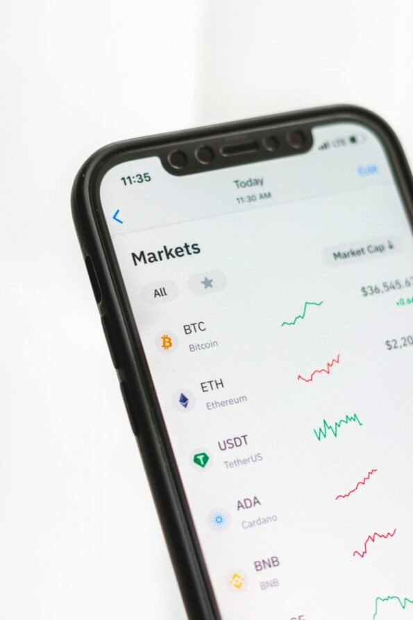 Pantalla de trading de bitcoin representando la nueva regulacion de la SEC para activos cripto