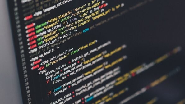 Código en pantalla de servidor, ilustrando las vulnerabilidades críticas corregidas por ServiceNow