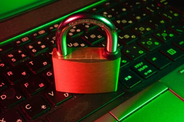 Candado rojo sobre teclado de computadora representando la brecha de datos de ShinyHunters