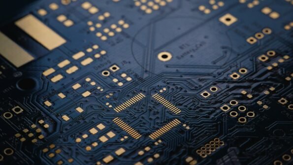 Chips de memoria semiconductora en una fábrica, representando la producción de HBM