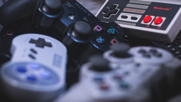 Control de videojuegos retro, ilustrando la filtración de 12 terabytes de contenido histórico de Steam