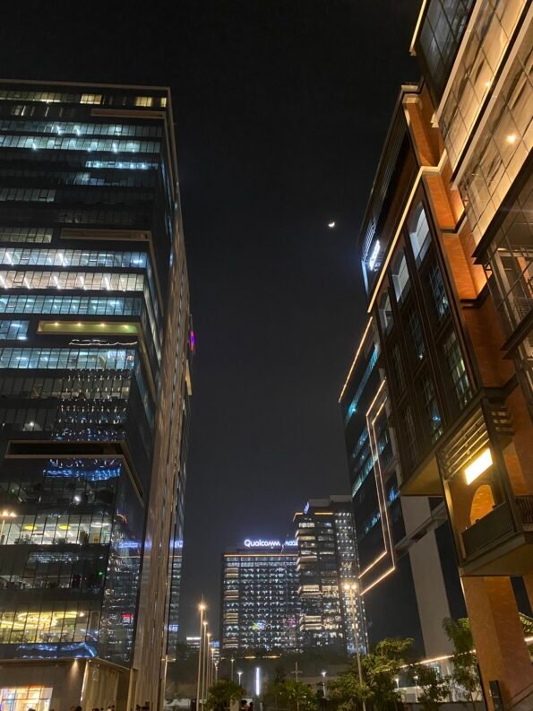 Torres de oficinas corporativas modernas, sector del software empresarial donde opera Workday