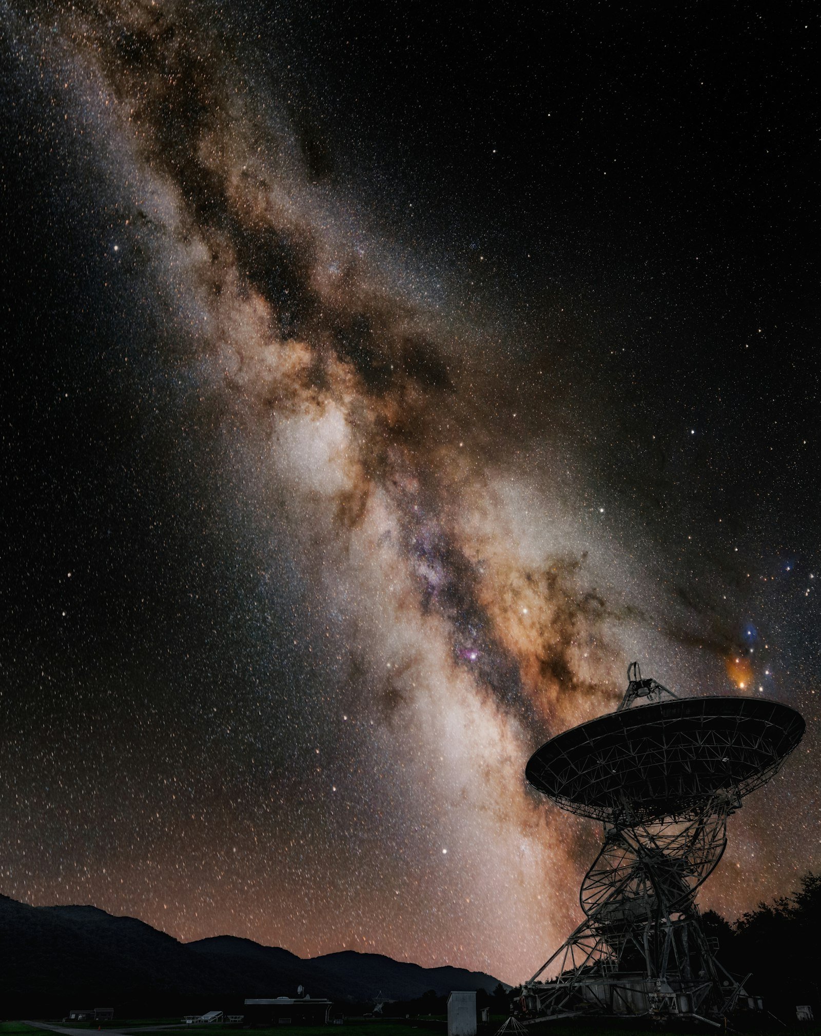 Antena de radiotelescopio con la Vía Láctea de fondo