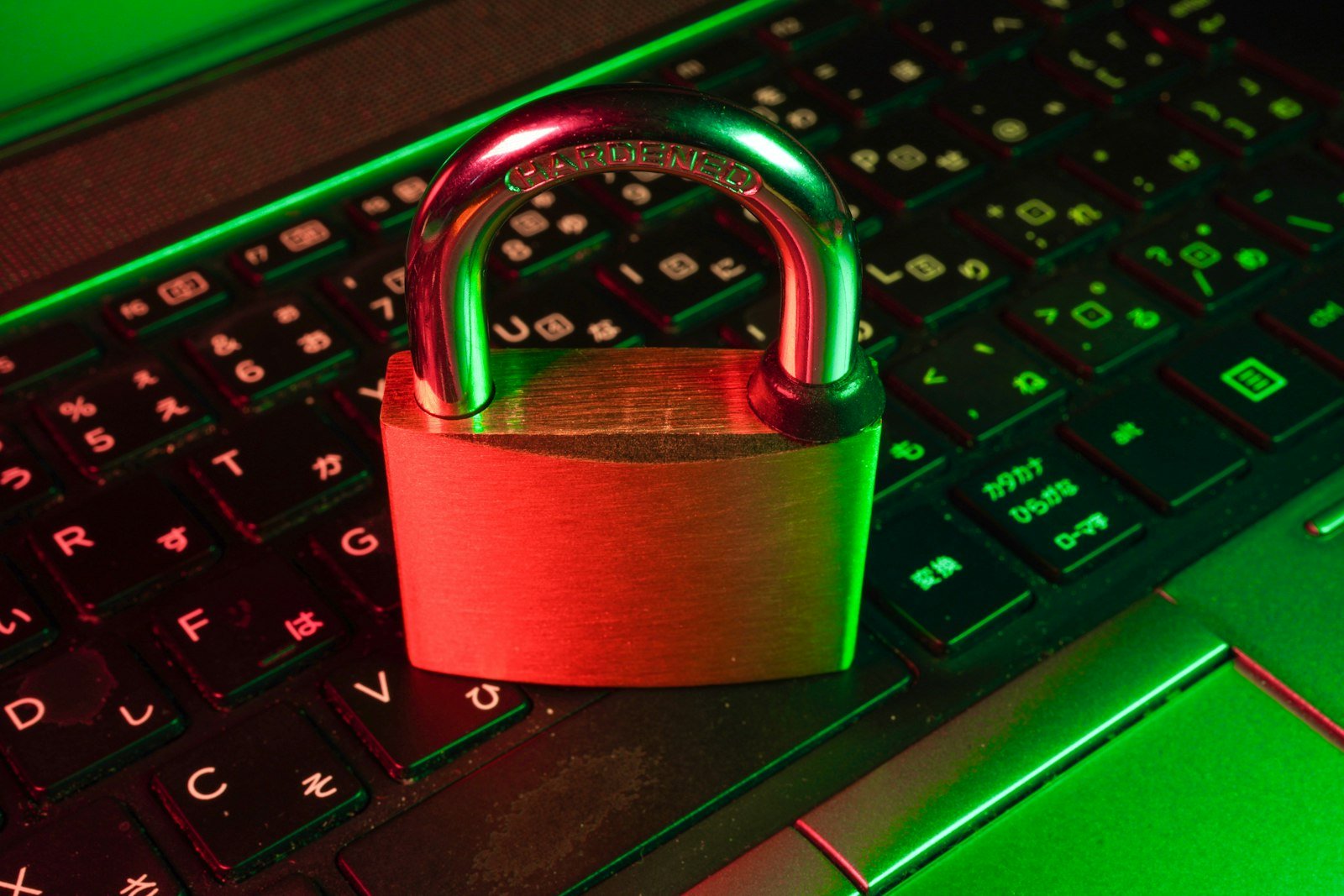 Candado rojo sobre un teclado, símbolo de ciberataque en curso