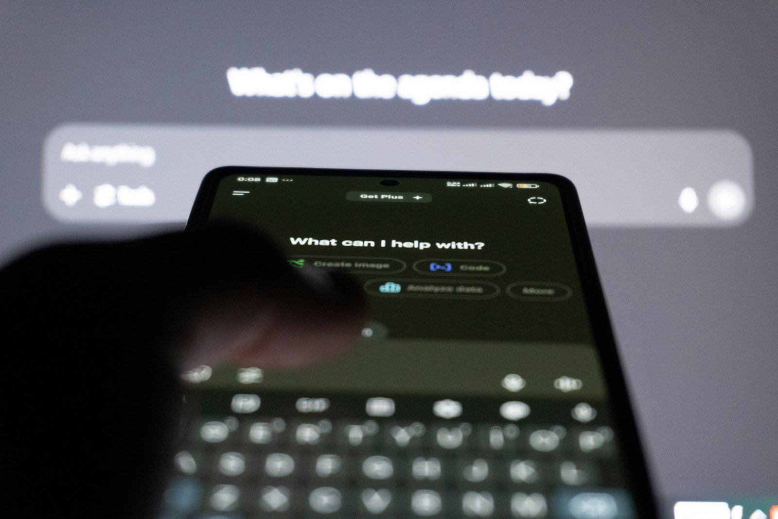 Persona usando un chatbot de IA en el teléfono