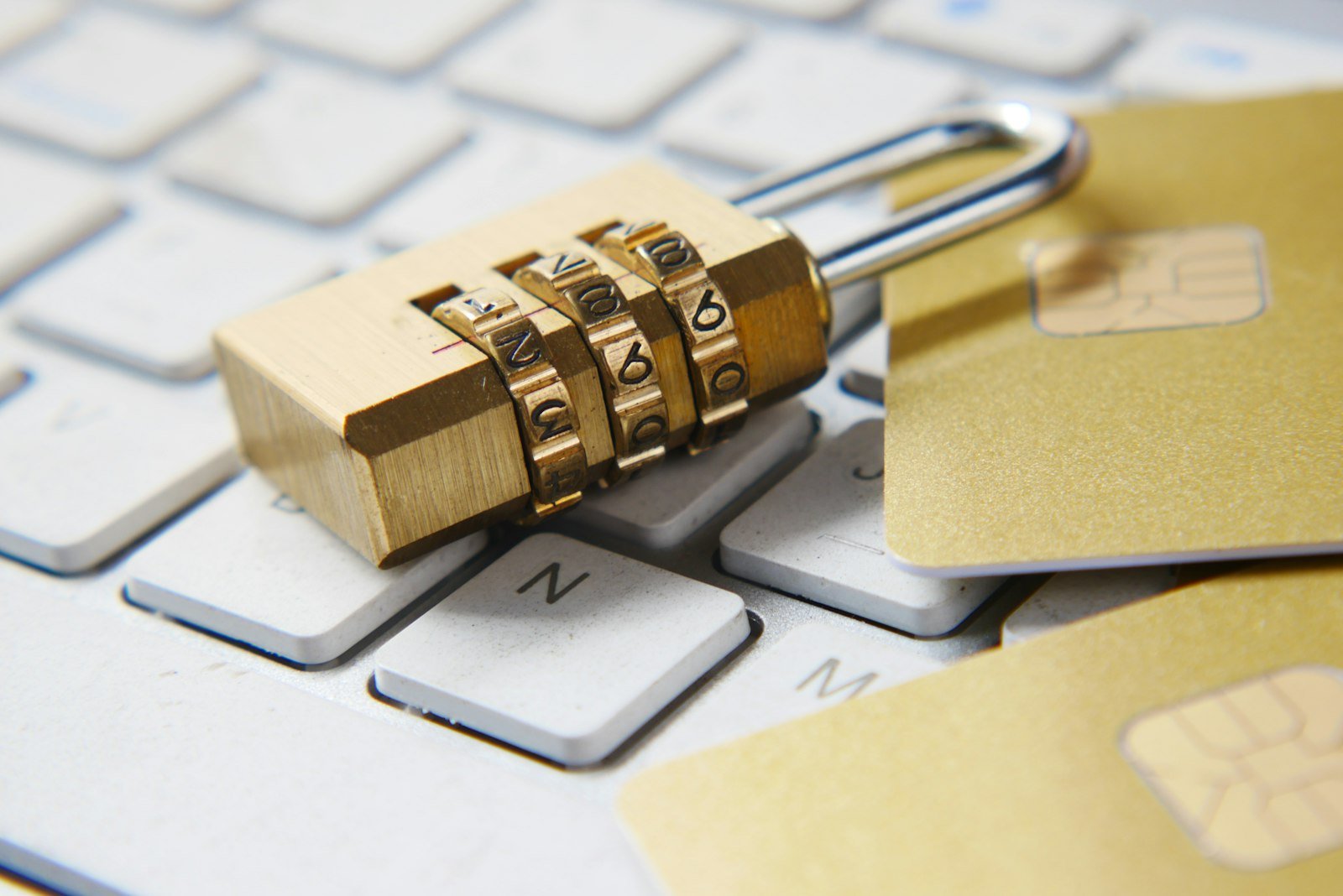 Candado dorado sobre un teclado, símbolo de seguridad informática